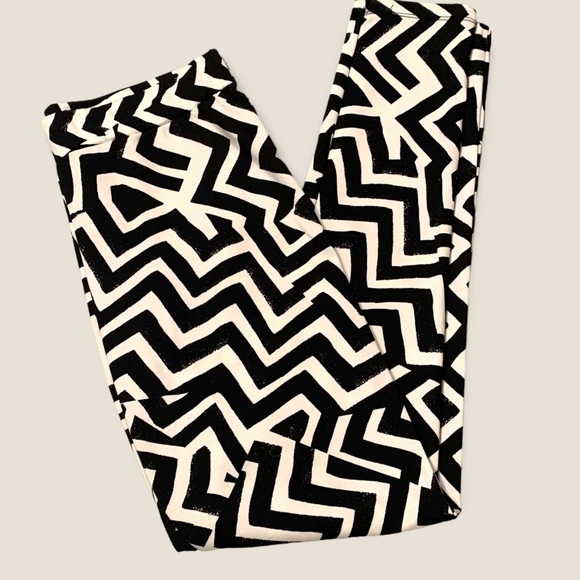 H&M Large Cotton/Spandex Stretchy Black and White Zigzag Pattern Leggings/Pants - Picture 6 of 8
